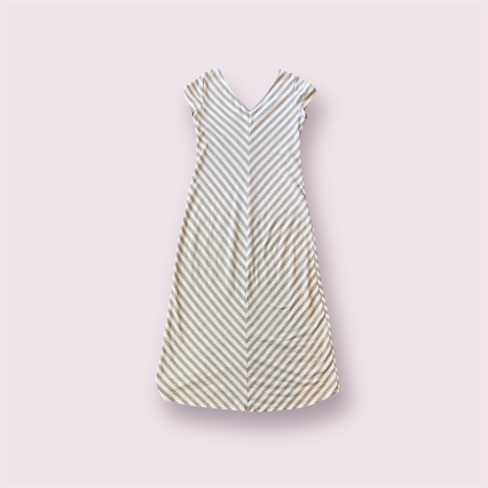 Emma & Michele Gray and White Casual A-line Dress with Flutter Sleeves - Picture 3 of 7